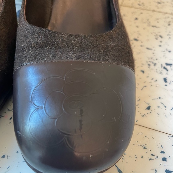 Chanel Interlocking CC Logo Pumps - Dark Chocolate Brown Suede - Picture 4 of 10